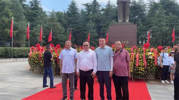 董事長周剛陪同客戶參觀湖南長沙毛主席紀念館。